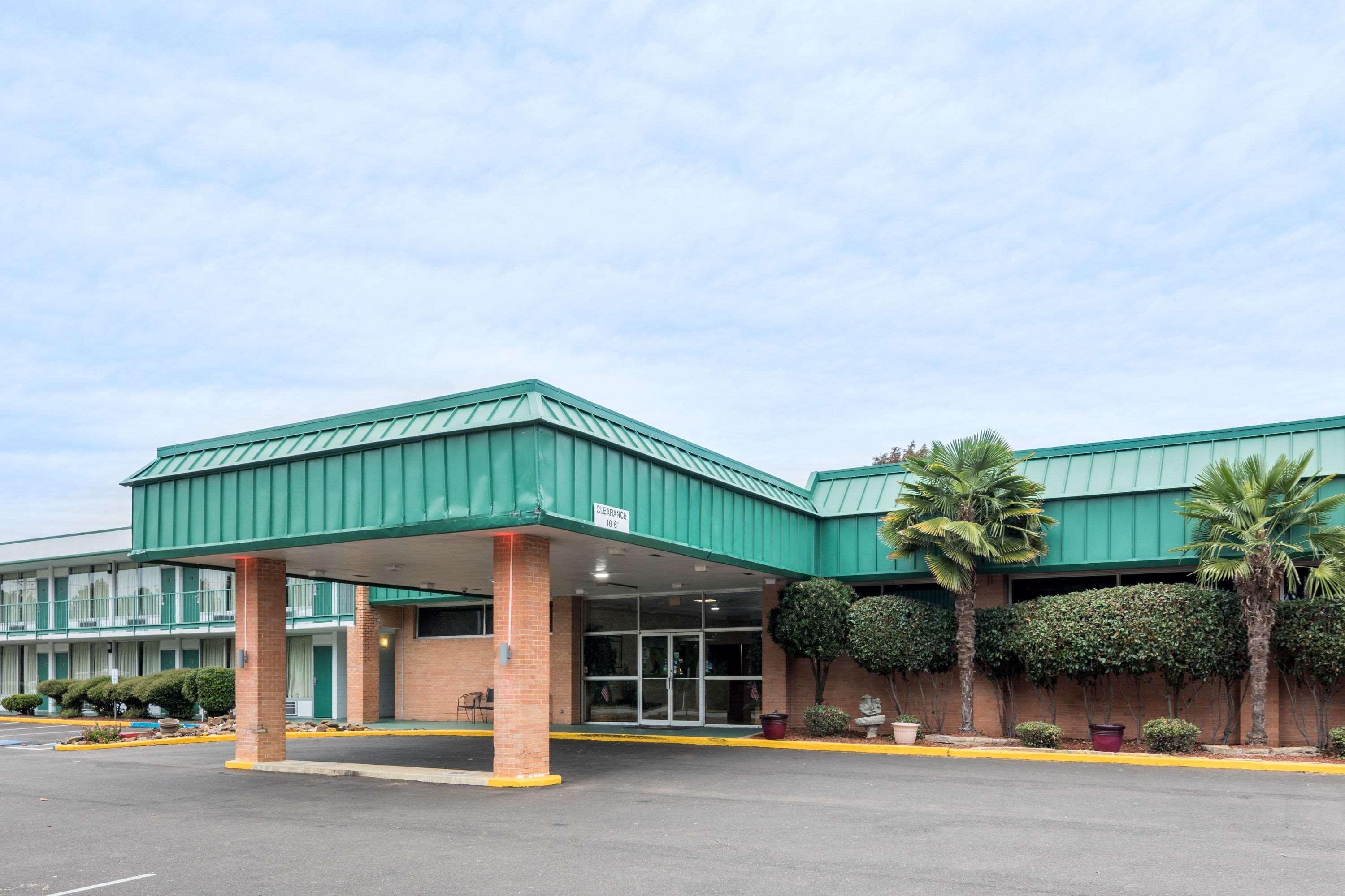 Super 8 By Wyndham Hope Hotel Exterior photo
